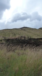På veg til toppen, tydeleg med eit kors.