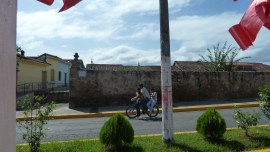 Denne muren blei bygd for å skilje dei innfødde frå spanjolane....