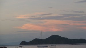 Sola begynner å farge himmelen, vakre skyer.