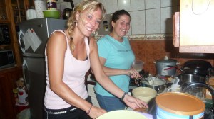 Sabine lagar tiramisu, og Hellen assisterer.