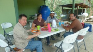 Uventa lunsj hos gjestfrie costaricensarar.