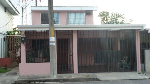 Her i det rosa huset har eg budd, (vindauget oppe t.h.), med adr: 75 meter nord for hotel La Riviera :)