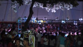 Masse folk på Plazaen mellom kyrkja og parken i Liberia.